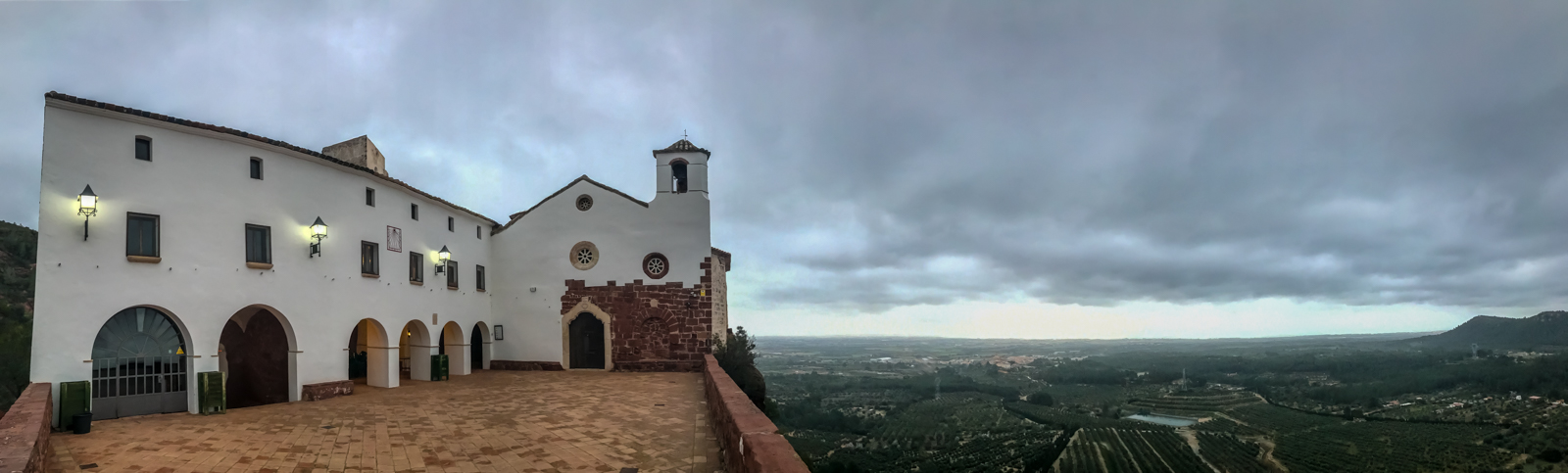Panoràmica de l'Ermita de la Mare de Déu de la Roca (Mont-roig del Camp - Tarragona)